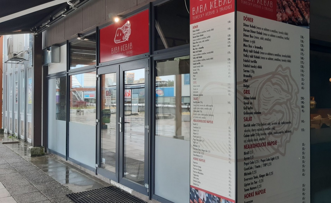 PIXEL reklama - kombinace tištěné samolepky a samolepek - pískované sklo (BABA Kebab - Praha Háje